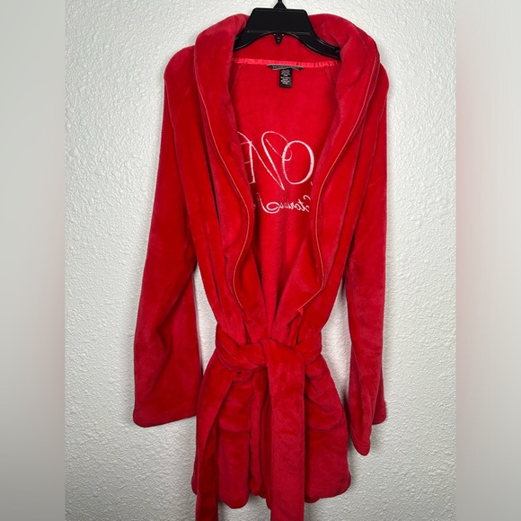 Victoria’s Secret Plush Red Robe & Slippers Set bundle - Picture 2 of 10
